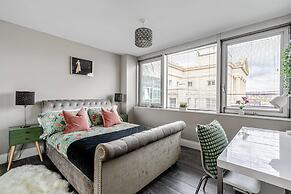 Stay Next to Pier and Brighton Beach City View