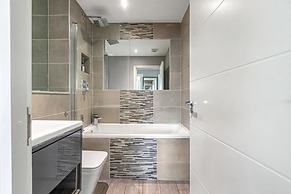 Stay Next to Pier and Brighton Beach City View