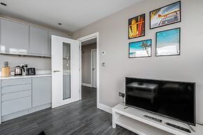 Stay Next to Pier and Brighton Beach City View