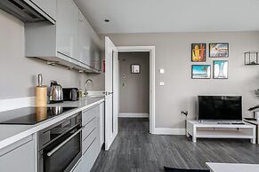 Stay Next to Pier and Brighton Beach City View