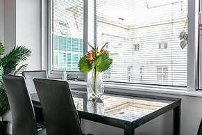 Stay Next to Pier and Brighton Beach City View