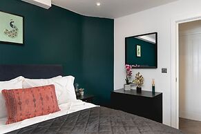 Bright Spacious Condo Free Parking 5min to Beach