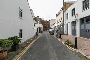 Bright Spacious Condo Free Parking 5min to Beach