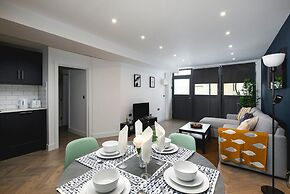 Bright Spacious Condo Free Parking 5min to Beach