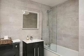 Bright Spacious Condo Free Parking 5min to Beach