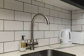 Bright Spacious Condo Free Parking 5min to Beach