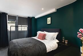 Bright Spacious Condo Free Parking 5min to Beach