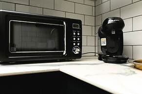 Bright Spacious Condo Free Parking 5min to Beach