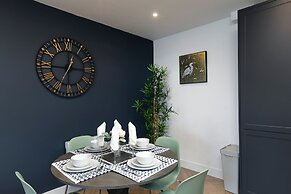 Bright Spacious Condo Free Parking 5min to Beach