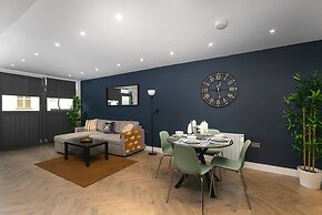 Bright Spacious Condo Free Parking 5min to Beach