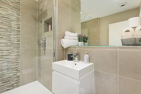 Gorgeous 5 Star Location 2 min to Brighton Beach