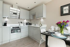 Gorgeous 5 Star Location 2 min to Brighton Beach