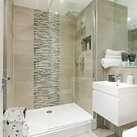 Gorgeous 5 Star Location 2 min to Brighton Beach