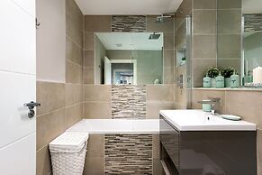 Gorgeous 5 Star Location 2 min to Brighton Beach