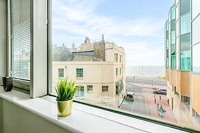 Bright Charming Condo Short Walk to Beach Pier