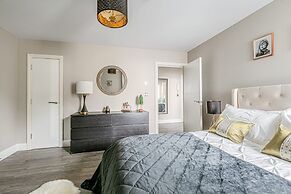 Bright Charming Condo Short Walk to Beach Pier