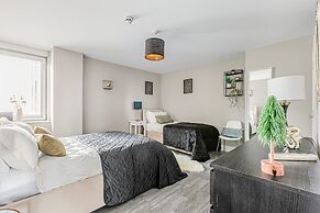 Bright Charming Condo Short Walk to Beach Pier