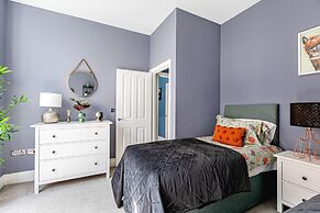 The Lanes Comfy Condo Walk to Beach King Bed