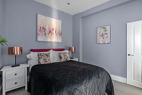 The Lanes Comfy Condo Walk to Beach King Bed