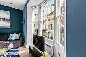 The Lanes Comfy Condo Walk to Beach King Bed