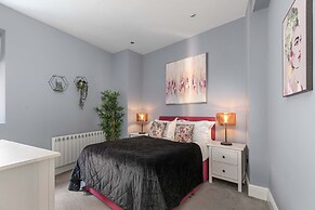 The Lanes Comfy Condo Walk to Beach King Bed