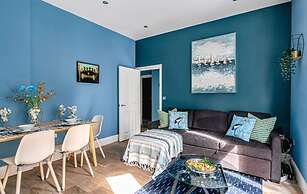 The Lanes Comfy Condo Walk to Beach King Bed