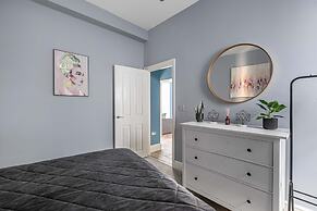 The Lanes Comfy Condo Walk to Beach King Bed