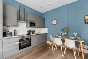 The Lanes Comfy Condo Walk to Beach King Bed