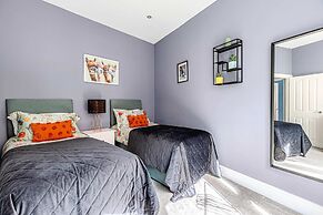 The Lanes Comfy Condo Walk to Beach King Bed