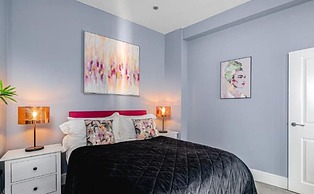 The Lanes Comfy Condo Walk to Beach King Bed