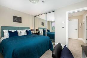 Spacious Perfect Location Moments Away From Pier