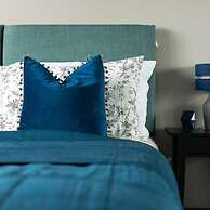 Spacious Perfect Location Moments Away From Pier