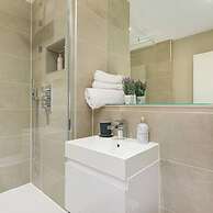 Spacious Perfect Location Moments Away From Pier