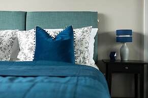 Spacious Perfect Location Moments Away From Pier