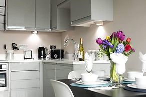 Spacious Perfect Location Moments Away From Pier