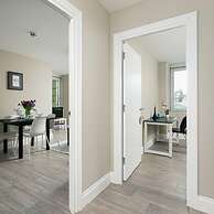 Spacious Perfect Location Moments Away From Pier