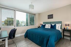 Spacious Perfect Location Moments Away From Pier