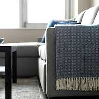 Spacious Perfect Location Moments Away From Pier