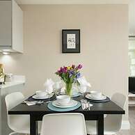 Spacious Perfect Location Moments Away From Pier