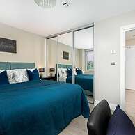 Spacious Perfect Location Moments Away From Pier