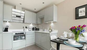 Spacious Perfect Location Moments Away From Pier