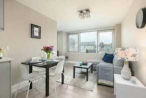 Spacious Perfect Location Moments Away From Pier