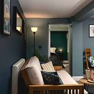 Short Walk to Brighton Beach Condo With Patio