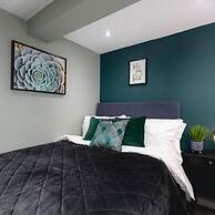 Short Walk to Brighton Beach Condo With Patio