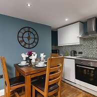 Short Walk to Brighton Beach Condo With Patio