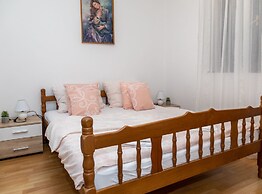 Apartments Luka & Leona