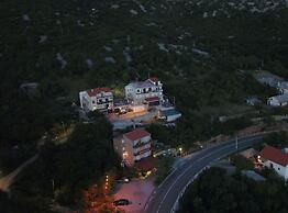 Apartments Luka & Leona