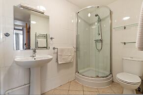 Captains View - Sea and Harbour Views Parking