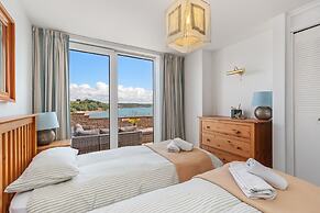 Captains View - Sea and Harbour Views Parking