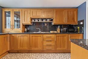 Captains View - Sea and Harbour Views Parking